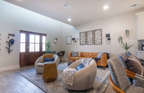 Boerne House | Modern Boerne Rental. 2 Master Suites + 2 Remote Workstations. Near Main Street!