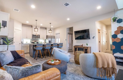 Boerne House | Modern Boerne Rental. 2 Master Suites + 2 Remote Workstations. Near Main Street!