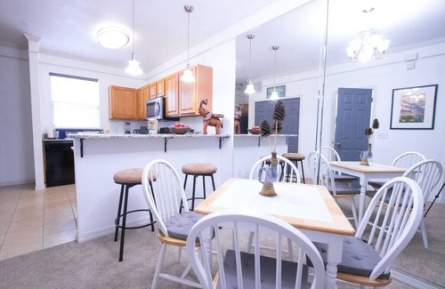 Gainesville Condo | Modern Boho 💐 King Bed 2BD Condo