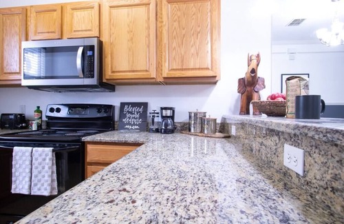 Gainesville Condo | Modern Boho 💐 King Bed 2BD Condo