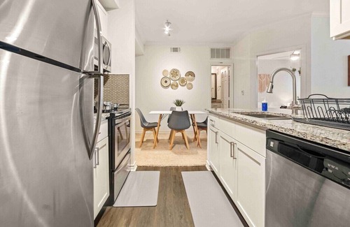 Irving Apartment | Modern Boho WFH Getaway | Gym | FREE Parking
