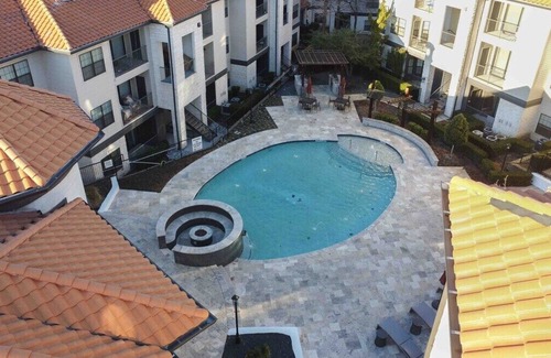 Irving Apartment | Modern Boho WFH Getaway | Gym | FREE Parking