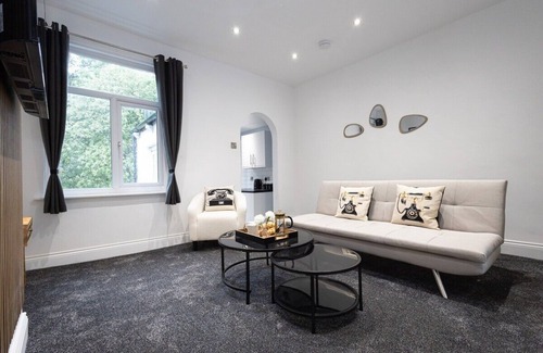 Bolton Apartment | Modern Bolton Retreat - Stylish Comfort