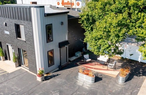 North Muskegon Apartment | Modern Boutique Queen Studio | Near Downtown Muskegon