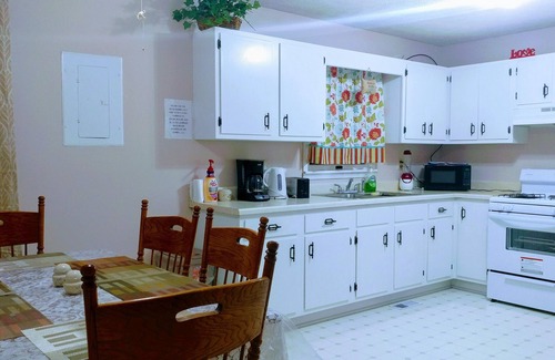 Horse Cave House | Modern Brick Home 9.2 mi to Mammoth Cave Sleeps 10