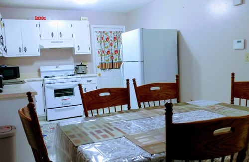 Horse Cave House | Modern Brick Home 9.2 mi to Mammoth Cave Sleeps 10