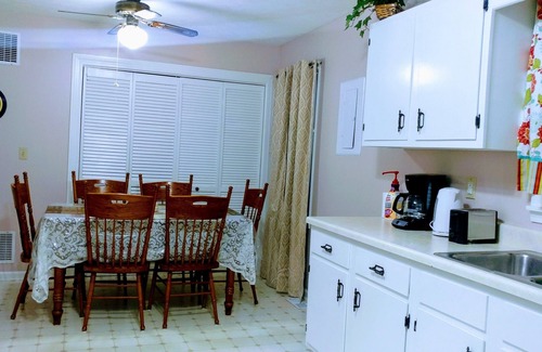Horse Cave House | Modern Brick Home 9.2 mi to Mammoth Cave Sleeps 10