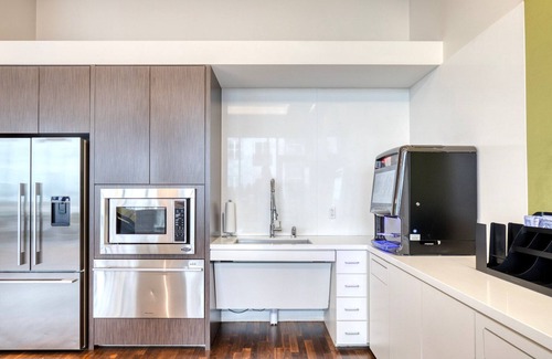 D Street - West Broadway Apartment | Modern + Bright 2BR in Southie w/Gym, by Blueground