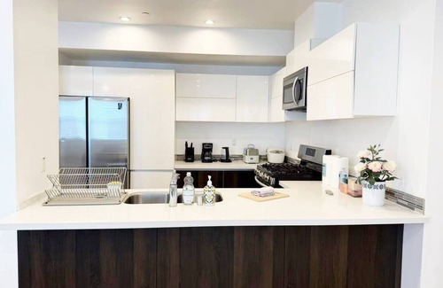 East Village Apartment | Modern & Bright 2BR Retreat/Prime LocationnnSharennSave