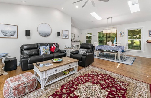 Lavista Park House | Modern, bright, convenient, peaceful