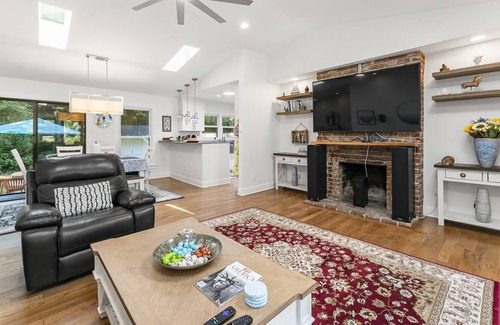 Lavista Park House | Modern, bright, convenient, peaceful