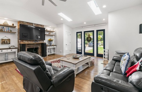 Lavista Park House | Modern, bright, convenient, peaceful