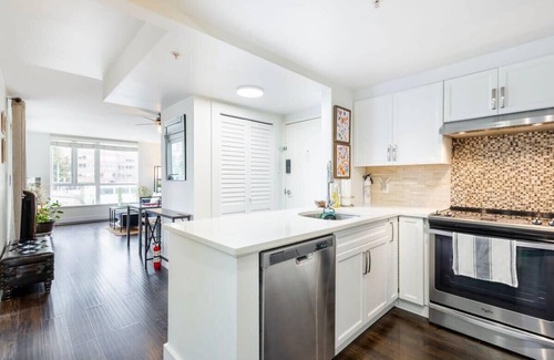 Downtown Vancouver Apartment | Modern & Bright Downtown Haven ~ Pool ~ Gym ~ Pkg!