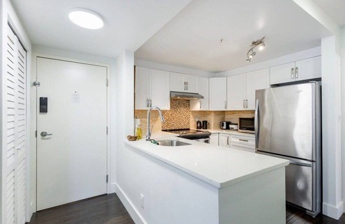 Downtown Vancouver Apartment | Modern & Bright Downtown Haven ~ Pool ~ Gym ~ Pkg!