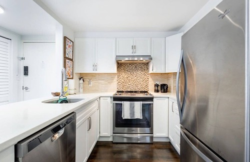 Downtown Vancouver Apartment | Modern & Bright Downtown Haven ~ Pool ~ Gym ~ Pkg!