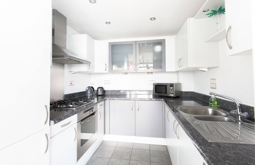 Docklands Apartment | Modern & Bright | East London Dockside Apartment | ExCel Center | City Airport
