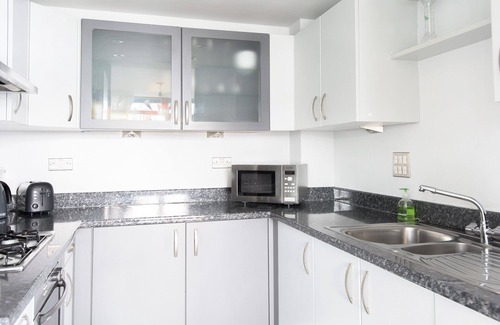 Docklands Apartment | Modern & Bright | East London Dockside Apartment | ExCel Center | City Airport