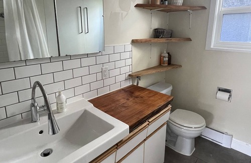 East Side House | Modern, bright home in East Van (under 10 minute walk to transit hub)