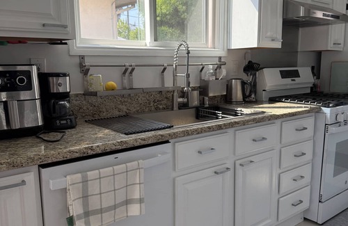 Palms House | Modern Bright Home in West LA – Easy Access to UCLA, Santa Monica & Attractions.