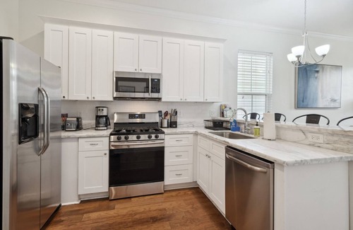 Freret House | ★Modern, Bright Home - Walk to Freret and Tulane!★