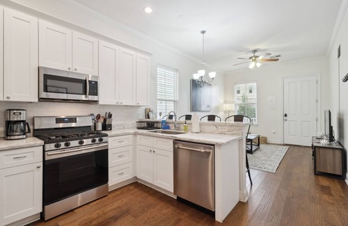 Freret House | ★Modern, Bright Home - Walk to Freret and Tulane!★