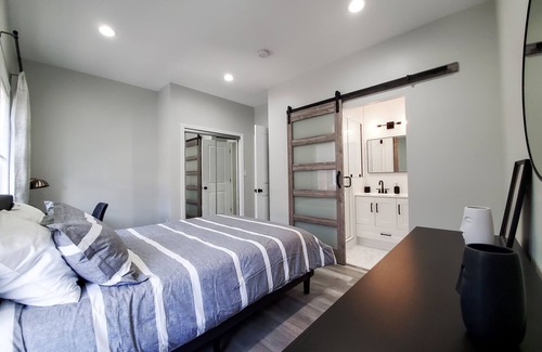 Melrose House | Modern bright home in the heart of Philadelphia! Close to stadiums!