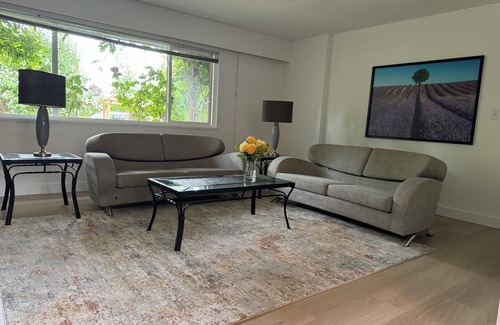 Delta House | Modern Bright Suite 2 Bdrm/short /long stays/25 min YVR Airport 7 min Ferry n