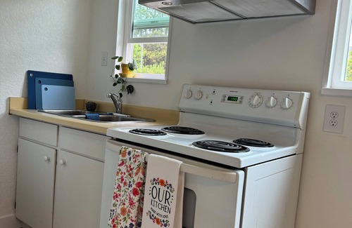 Delta House | Modern Bright Suite 2 Bdrm/short /long stays/25 min YVR Airport 7 min Ferry n