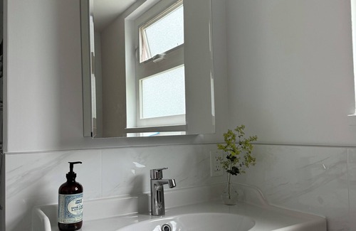 Delta House | Modern Bright Suite 2 Bdrm/short /long stays/25 min YVR Airport 7 min Ferry n
