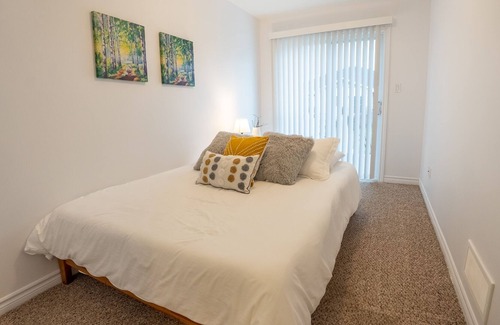 Cornwall House | Modern, Bright Townhome - Sleeps9+Wifi+Close To Hwy