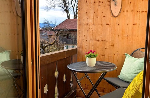 Obergries Apartment | Modern, bright vacation apartment in the Isarwinkel, 3 min. walk to Obergries station