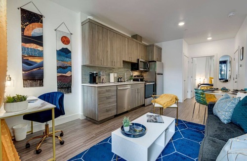 King Apartment | Modern & Bright Walkable Alberta Condo, Fast WiFi