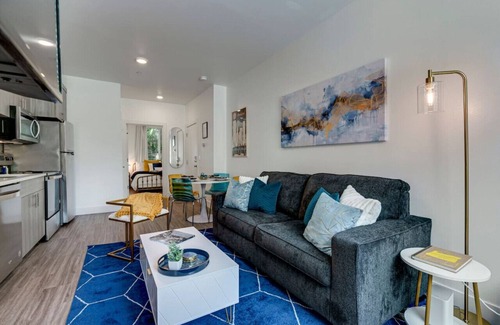 King Apartment | Modern & Bright Walkable Alberta Condo, Fast WiFi