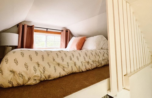 Brunswick Apartment | Modern Brunswick Cottage near Bowdoin & Downtown