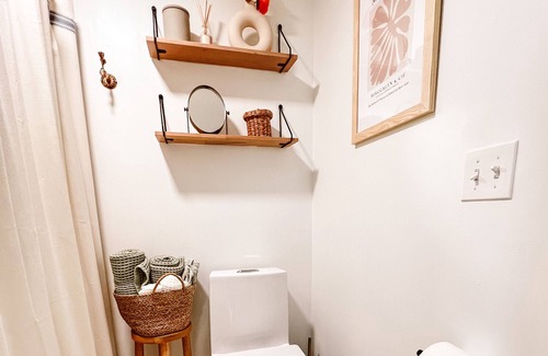 Brunswick Apartment | Modern Brunswick Cottage near Bowdoin & Downtown