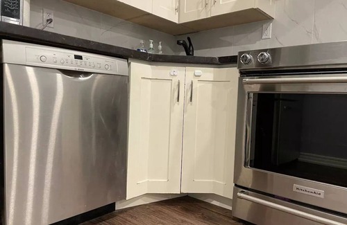 Mississauga Apartment | Modern bsmt apmt | King & sofa bed | Free parkingn