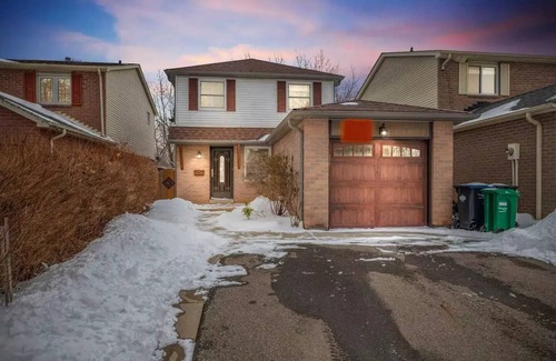 Mississauga Apartment | Modern bsmt apmt | King & sofa bed | Free parkingn