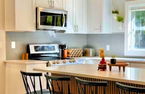 North Buckhead House | Modern Buckhead Retreat Sleeps 10: Families & Groups