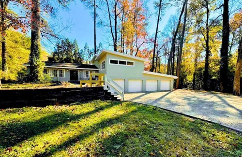 North Buckhead House | Modern Buckhead Retreat Sleeps 10: Families & Groups