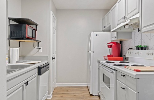 Winterville House | Modern Bulldog Escape w/patio