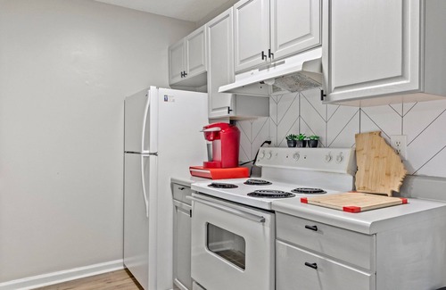Winterville House | Modern Bulldog Escape w/patio