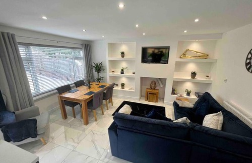 Neath House | Modern bungalow in good location