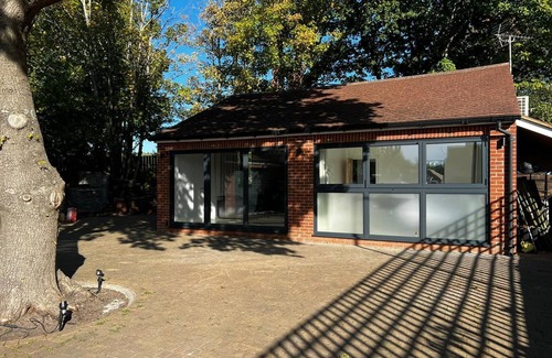 Christchurch House | Modern Bungalow, private gated entrance and garden.