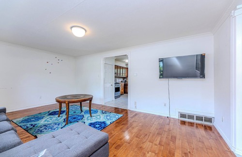 Northeast Mississauga House | Modern Bungalow Retreat + Free Parking