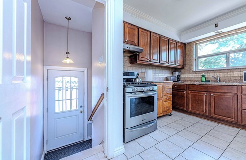 Northeast Mississauga House | Modern Bungalow Retreat + Free Parking
