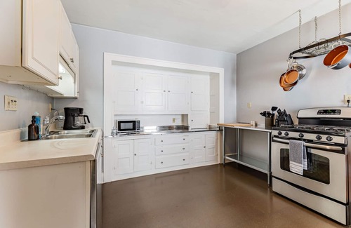 Champaign House | Modern Bungalow: spacious 3BR home near downtown Champaign & campus