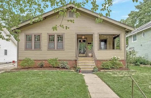 Champaign House | Modern Bungalow: spacious 3BR home near downtown Champaign & campus
