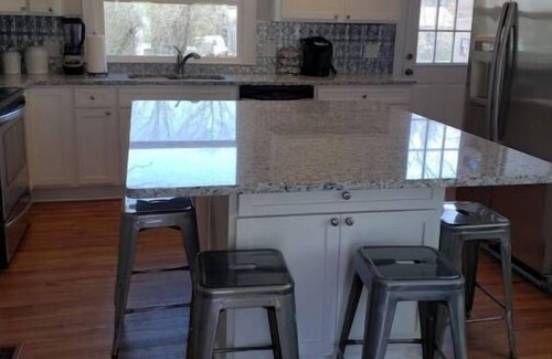 Hendersonville House | Modern Bungalow less than a mile from downtown Hendersonville