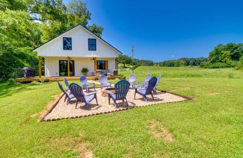 Burkesville House | Modern Burkesville Home 2 Mi to Dale Hollow Lake!