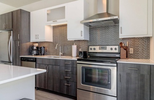 Burlington Apartment | Modern Burlington 2BR w/Gym & W/D, nr Dining & Shops, by Blueground